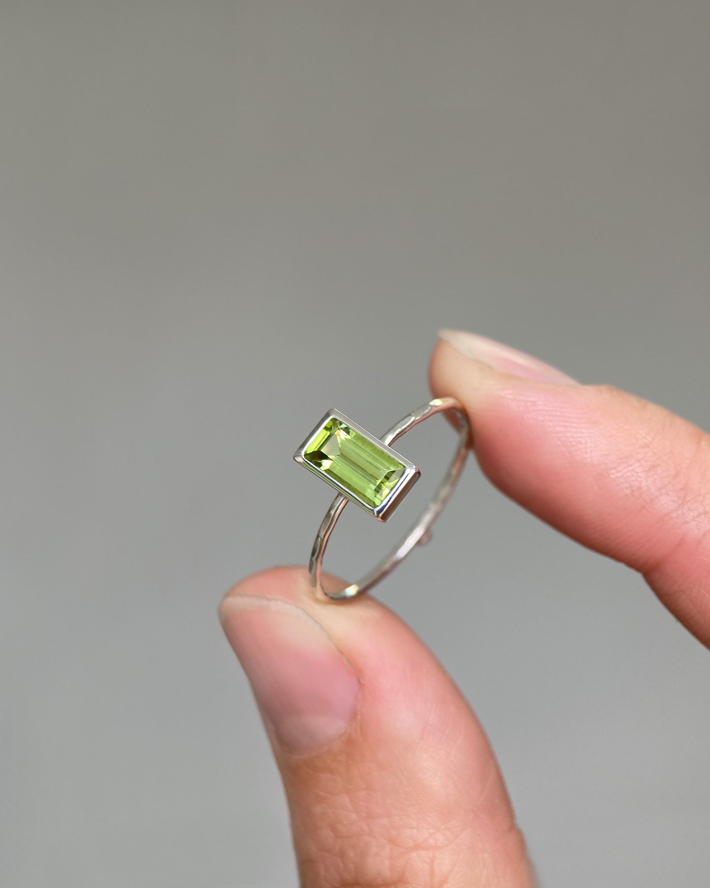 MINIMA peridot ring